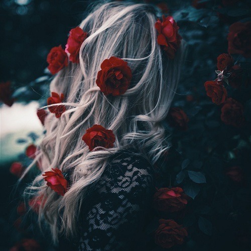 beauty in the details blonde with roses at saturdaysoul.com